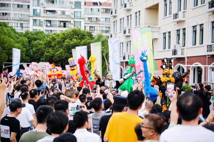 居民自主策划执行!上海这个超大社区组织百余支队伍近万人拔河比赛